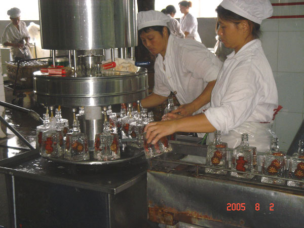 中粮集团援建的高原情酒厂灌装现场中粮集团援建的高原情酒厂灌装现场"