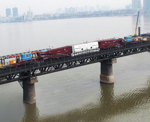 亚洲载重最大钳夹式货车完成首次运输亚洲载重最大钳夹式货车完成首次运输"