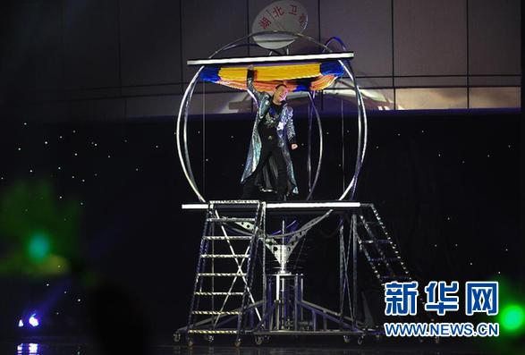 中国魔术师首次成功“穿越”长江"