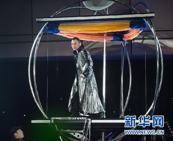 中国魔术师首次成功“穿越”长江"