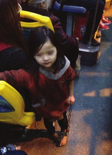 4岁女孩光着脚手拿铁链乘公交