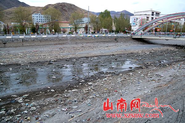 香曲河裸露的河床上遍布垃圾