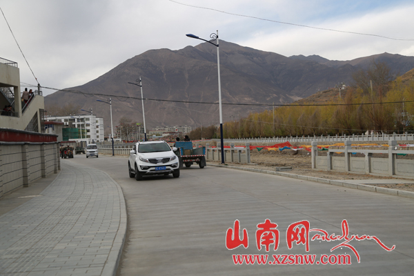 雅砻河旁的护栏损坏