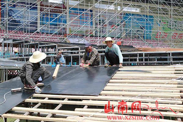 2015中国西藏雅砻文化节舞台正在抓紧搭建