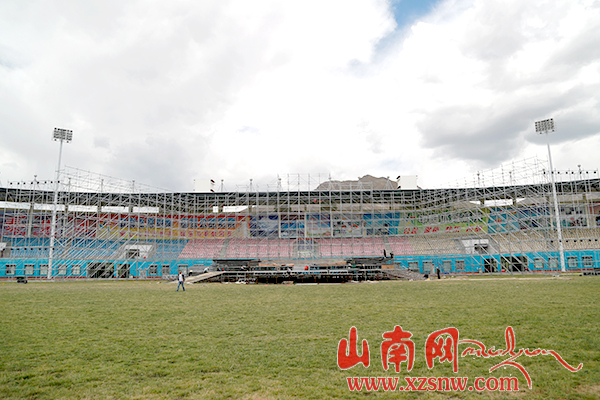 2015中国西藏雅砻文化节舞台正在抓紧搭建
