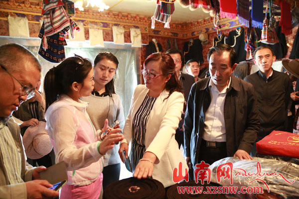 中央媒体采访团在西藏山南地区采访50年发展变迁