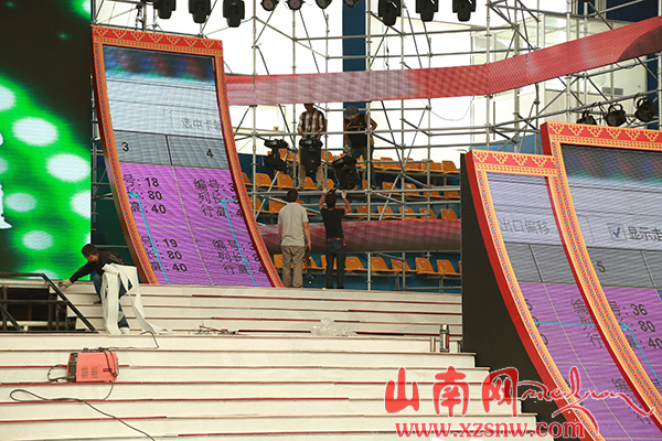 雅砻文化节开幕式晚会舞台搭建工作已完成80%