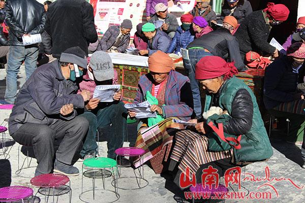 琼结县驻特日村工作队宣传六中全会和区九代会精神