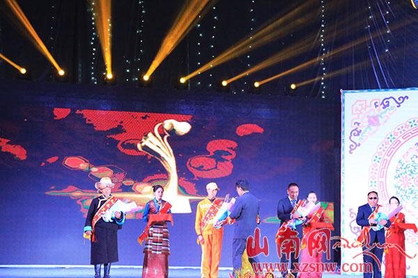 扎囊县举办藏历新年晚会表彰“最美扎囊人”