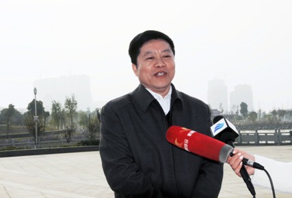 市委常委,市委办主任李向前,市委常委,宣传部长杨美娜陪同