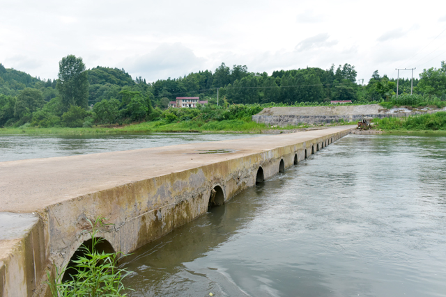 位于高竹坪村的新修滚水坝,被村民赞为"连心桥".