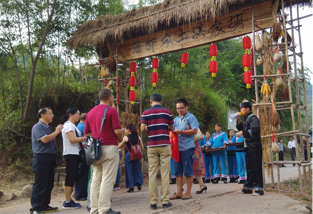 【决战脱贫"群英赞】旅游引领 振兴乡村—讲述胡家溪古寨的发展