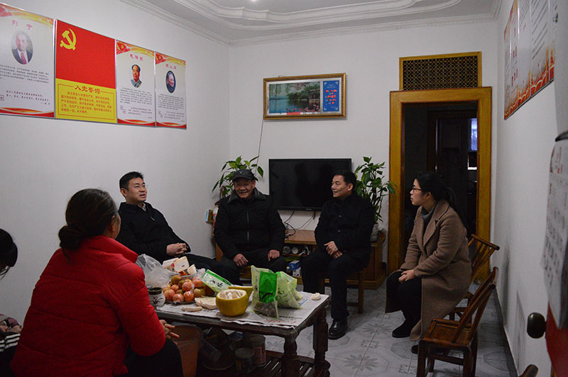 罗予武在岳龙社区老党员江国栋家中与江嗲促膝交谈.JPG