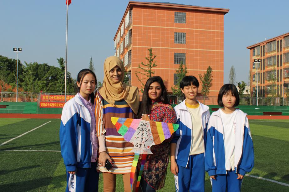 大手牵小手中外学生齐放共建风筝