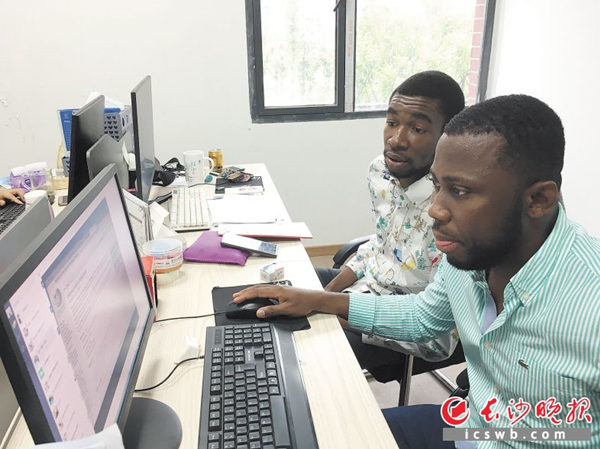 小布(前)和加比正在合作中心查看相关入驻政策.jpg 小布(前)和加比正在合作中心查看相关入驻政策.jpg