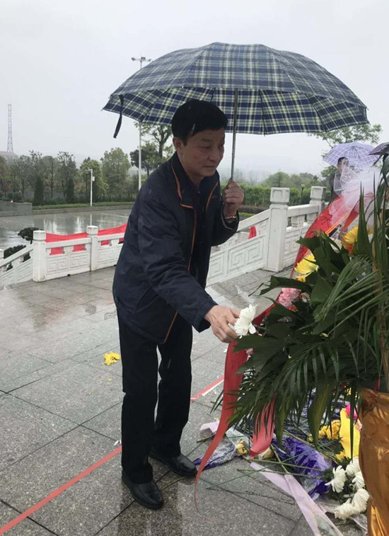 市人大机关党员冒雨祭奠革命先烈