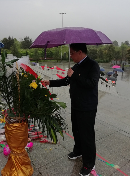 市人大机关党员冒雨祭奠革命先烈