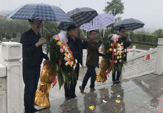 市人大机关党员冒雨祭奠革命先烈